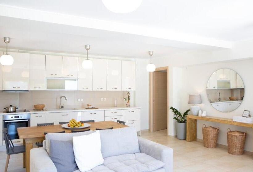 דירת שלושה חדרים, Agni Suites