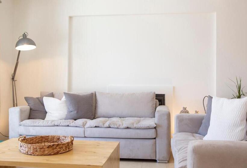 דירת שלושה חדרים, Agni Suites