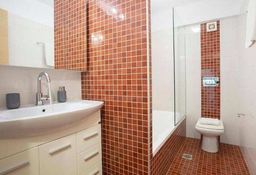 דירת שלושה חדרים, Agni Suites