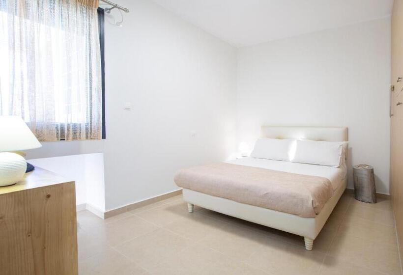 דירת שלושה חדרים, Agni Suites