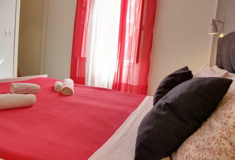 شقة غرفة واحدة, Anita & Garibaldi