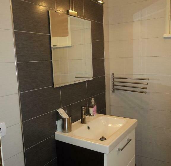 شقة غرفة واحدة, Anita & Garibaldi