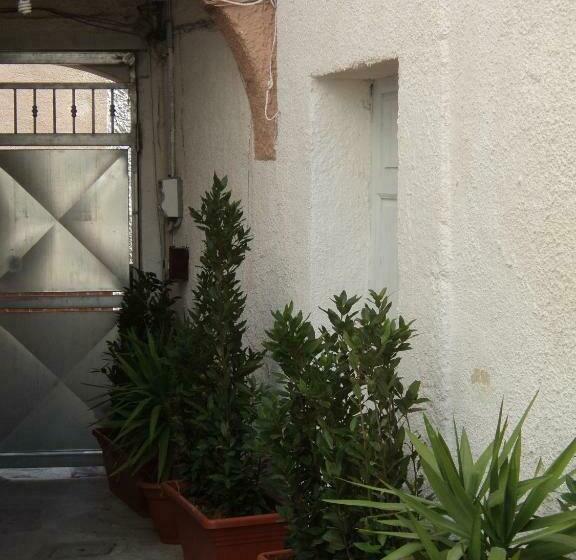 شقة غرفة واحدة, Anita & Garibaldi