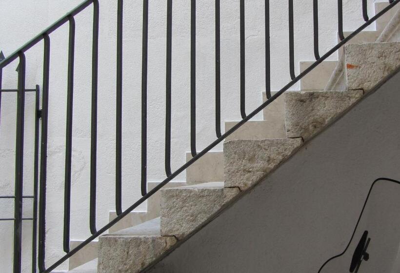 شقة غرفة واحدة, Anita & Garibaldi