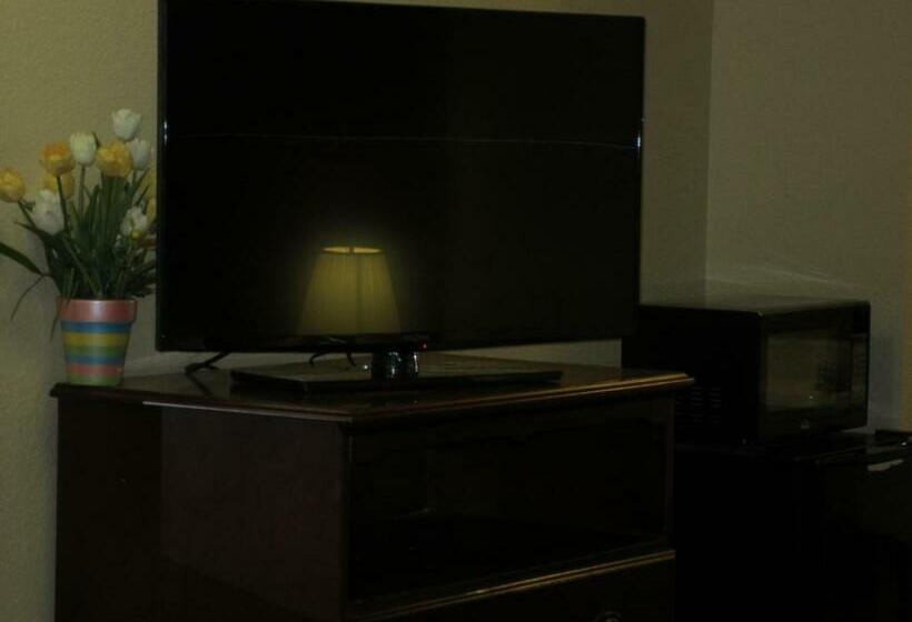 غرفة قياسية سرير كينج, First Western Inn   Fairmont City