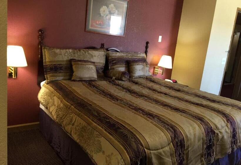 חדר סטנדרט עם מיטת קינג, First Western Inn   Fairmont City