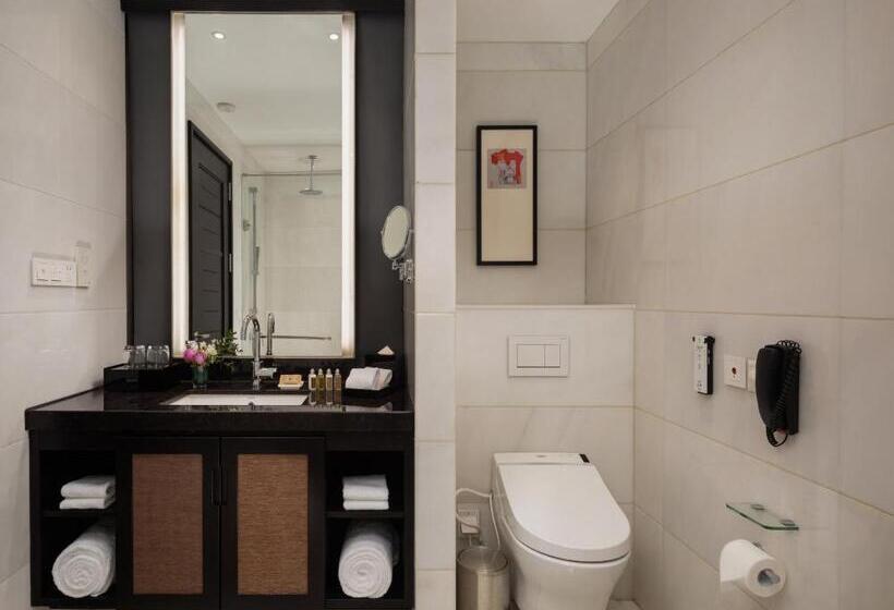 带大床的豪华间, Doubletree By Hilton Shanghai Hongqiao