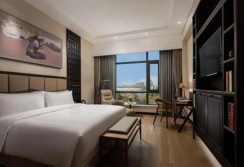キングサイズベッドのデラックスルーム, Doubletree By Hilton Shanghai Hongqiao