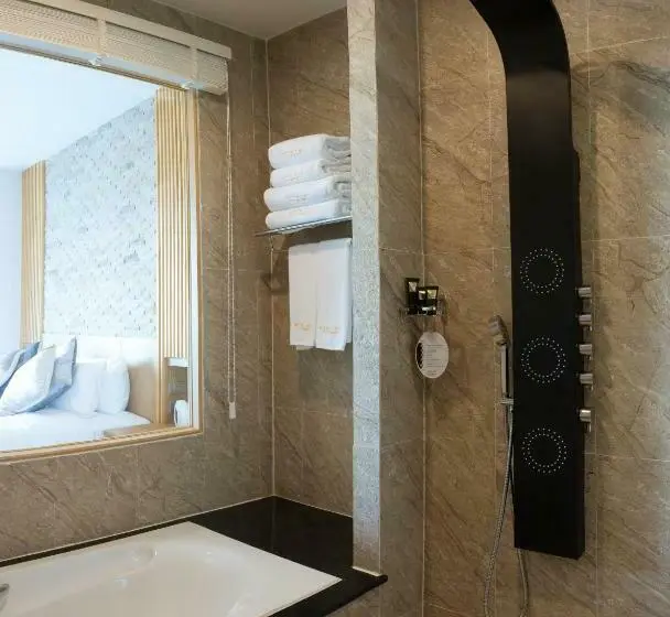 バルコニー付きデラックスルーム, North Hill City Resort  Sha Extra Plus