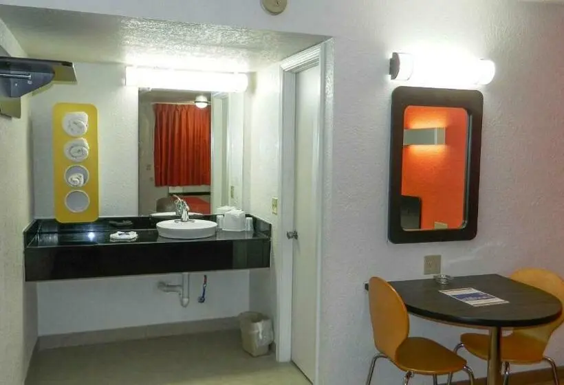 キングサイズベッドのスタンダードルーム, Motel 6oklahoma City, Ok  Airport East