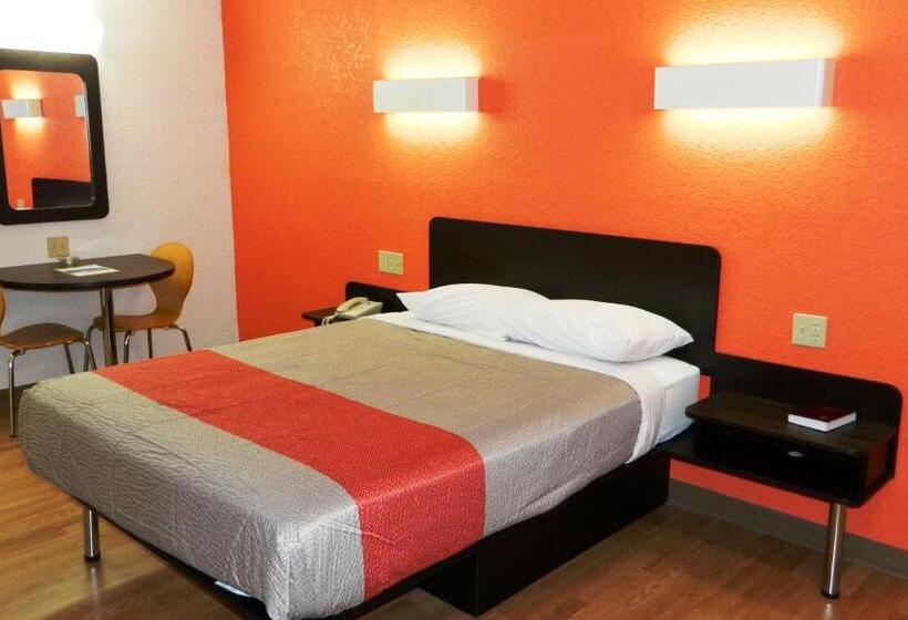 חדר סטנדרט מותאם לאדם עם מוגבלויות, Motel 6oklahoma City, Ok  Airport East