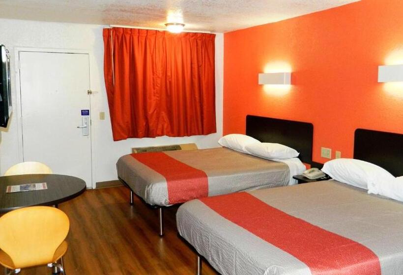 חדר סטנדרט מותאם לאדם עם מוגבלויות, Motel 6oklahoma City, Ok  Airport East