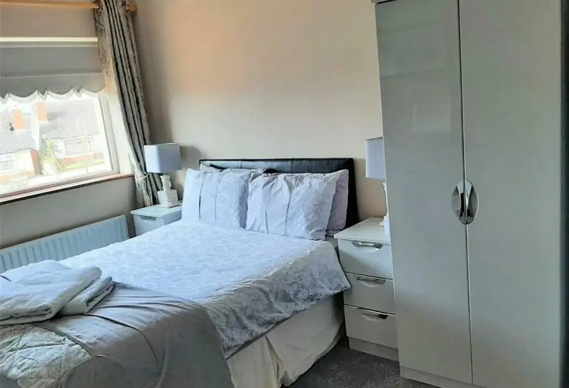 スタンダードルーム, Aaron Vale B&b