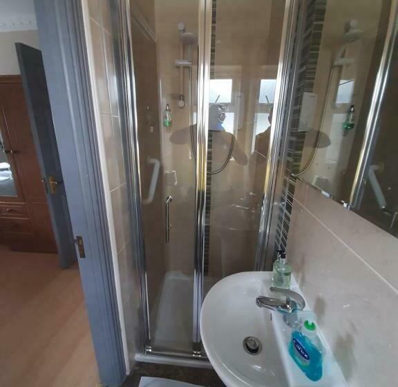 غرفة عائلية, Aaron Vale B&b