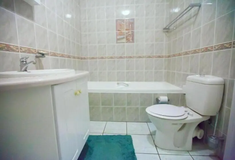 اتاق لوکس خانوادگی, Fly Me To The Moon Guesthouse