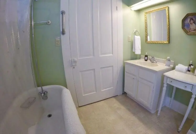 Deluxe Suite King Bed, Hardeman House Bed And Breakfast