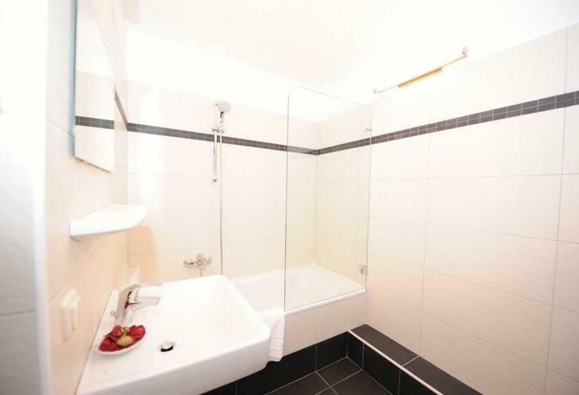 Люкс с Балконом, König   Joker Card Included In Summer