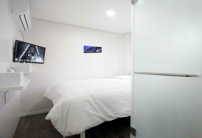 Номер Economy, K Pop Hotel Seoul Tower
