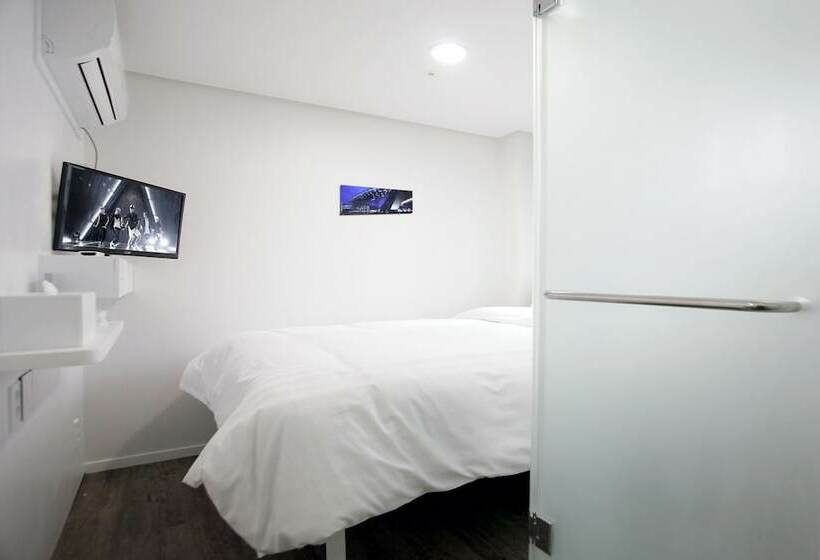 Номер Economy, K Pop Hotel Seoul Tower