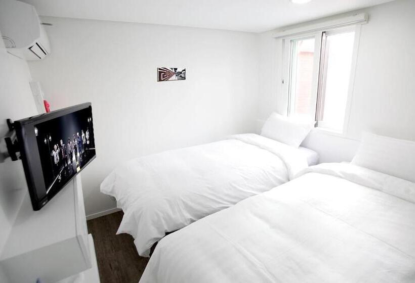 Номер Стандарт с Балконом, K Pop Hotel Seoul Tower