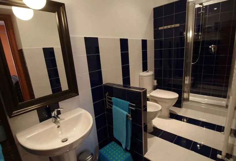Standard Neljän Hengen Huone, Andres Guest House Sanremo