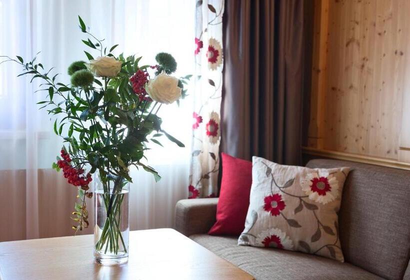 جناح مزوَّد بشرفة, Auhof