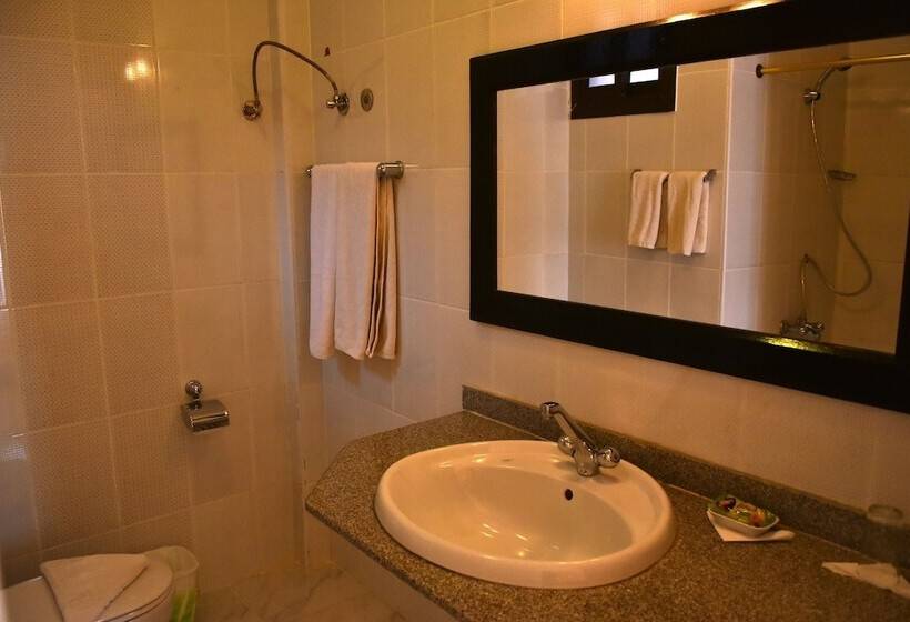 اتاق اساندارد با چشم‌انداز جانبی به دریا, Coral Garden Beach Resort