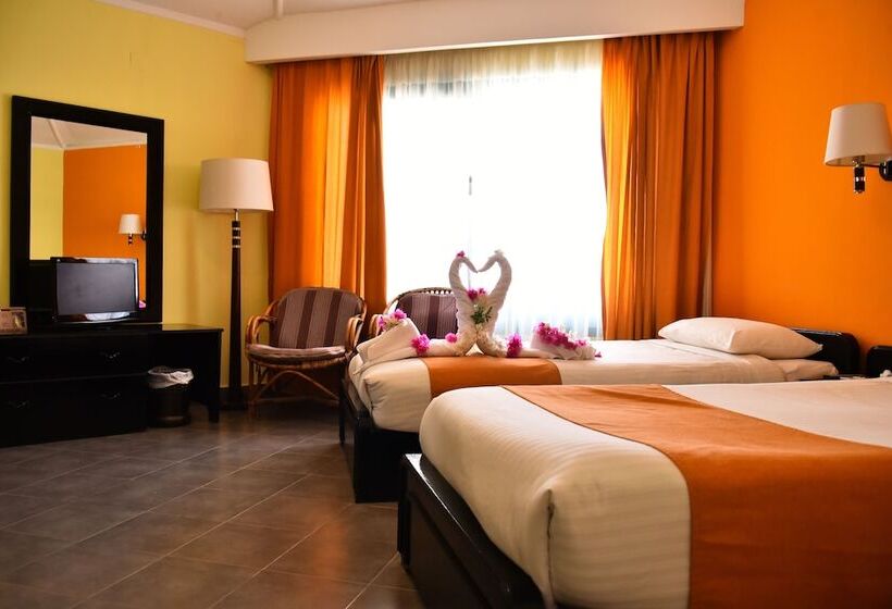 اتاق استاندارد سه نفره با چشم‌انداز کنار دریا, Coral Garden Beach Resort