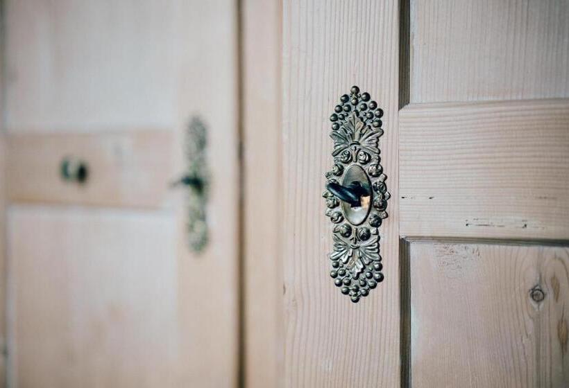 شقة غرفتين, Das Johann