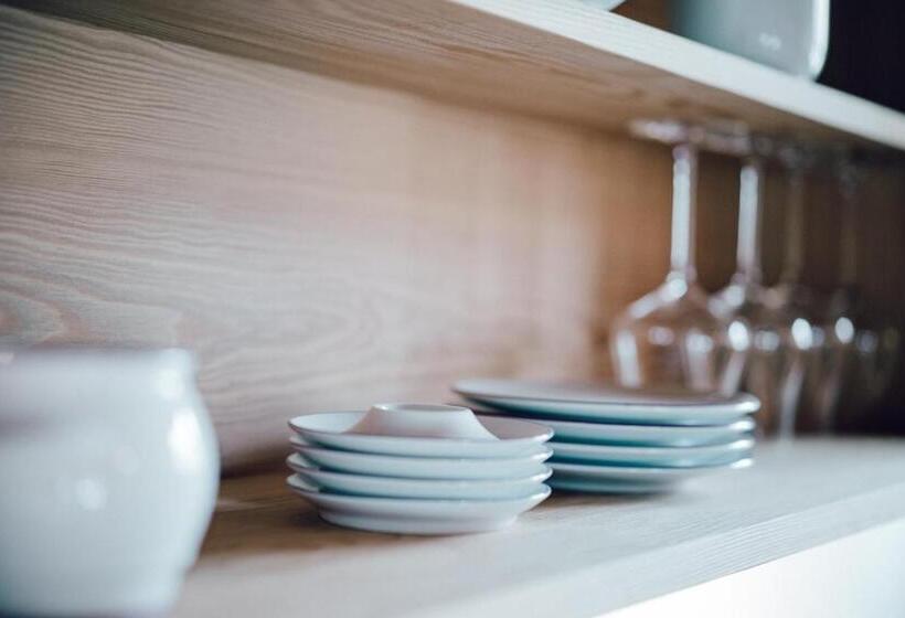 شقة غرفتين, Das Johann