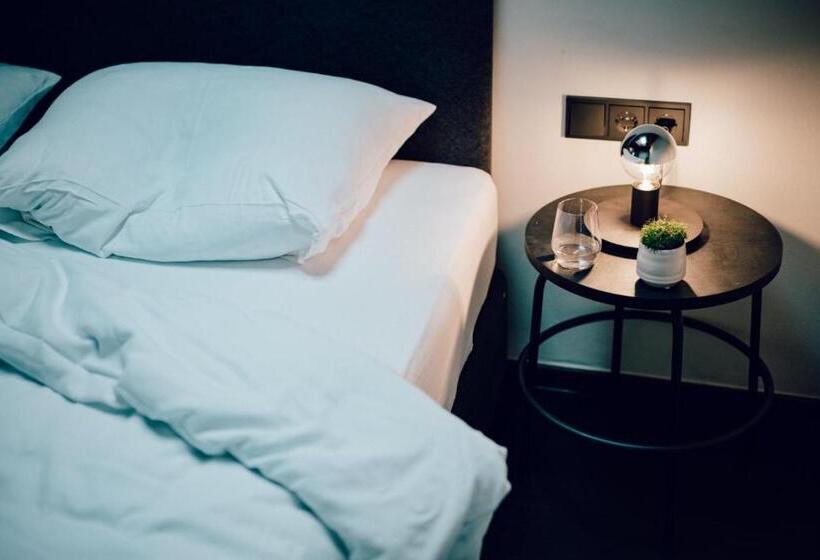 شقة غرفتين, Das Johann