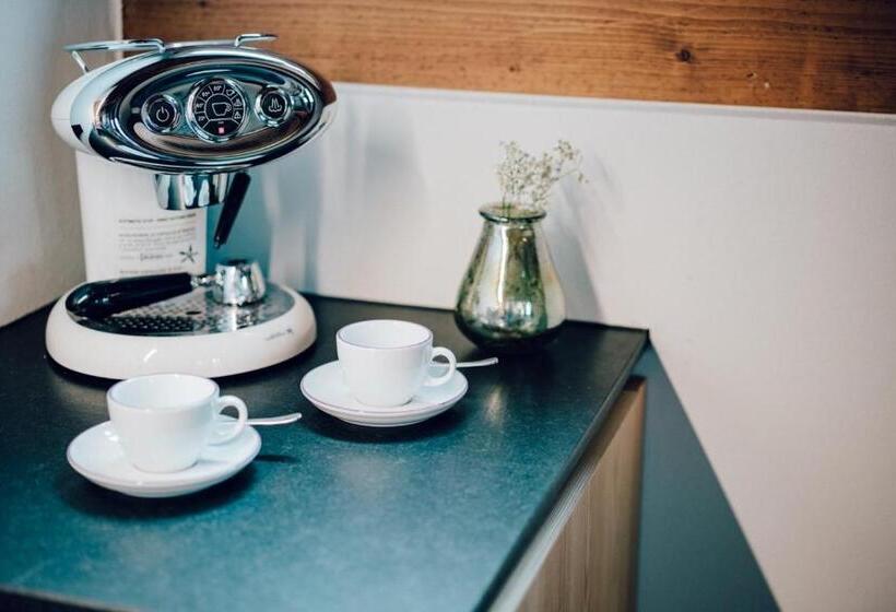 شقة غرفتين, Das Johann