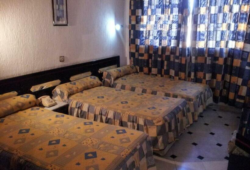 اتاق استاندارد سه نفره, La Giralda