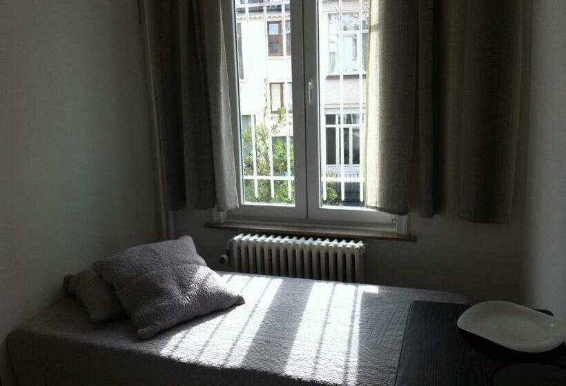 اتاق استاندارد یک نفره, Residence 18