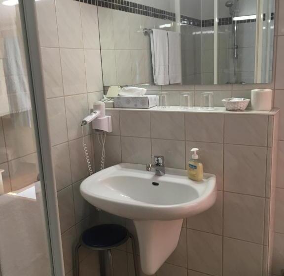 スタンダードトリプルルーム, Zur Post