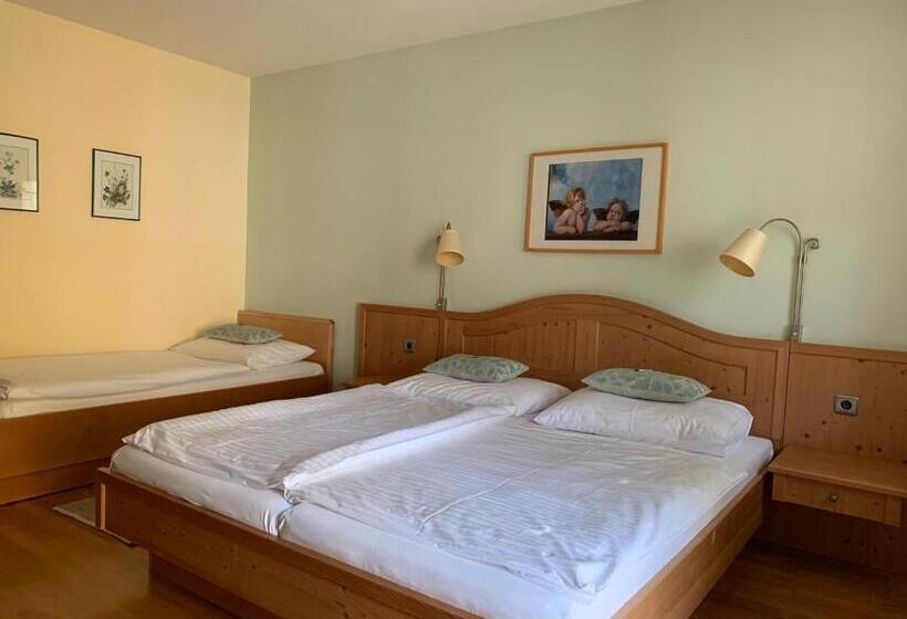 スタンダードトリプルルーム, Zur Post