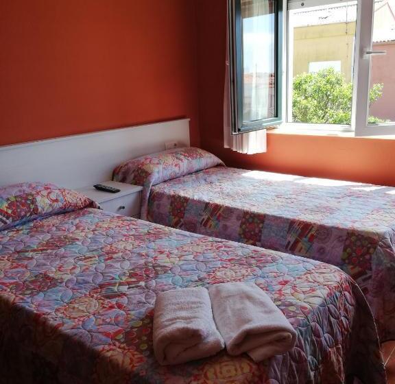 غرفة قياسية مطلّة علي البحر, O Encontro