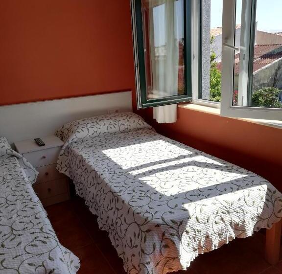 غرفة قياسية مطلّة علي البحر, O Encontro