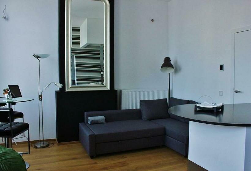 سوییت لوکس, B&b Avenue Deschanel