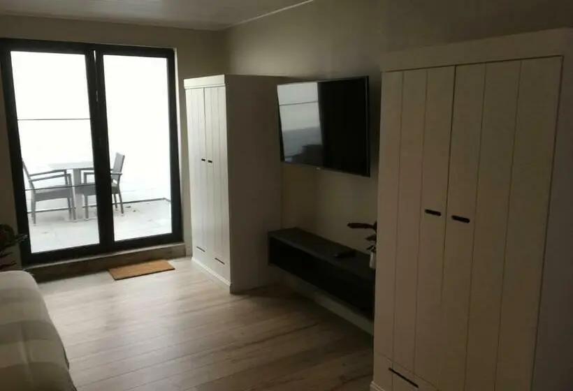 Standard-studio Terassi, Studio 't Ponton