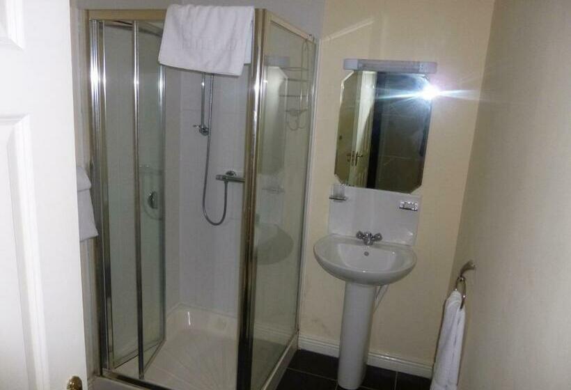 חדר משפחתי, The Schooner Tavern