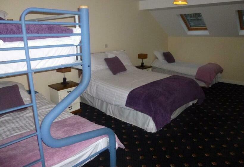 חדר משפחתי, The Schooner Tavern