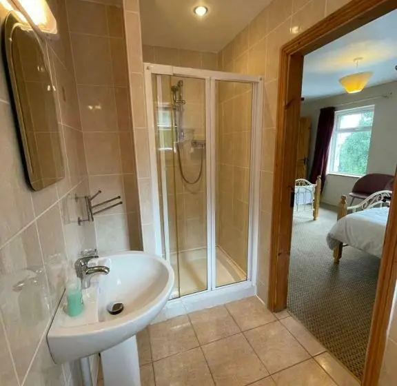 Deluxe Kolmen Hengen Huone, Deerbrook House B&b