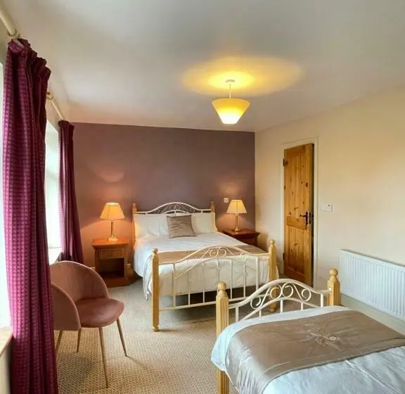 Deluxe Kolmen Hengen Huone, Deerbrook House B&b