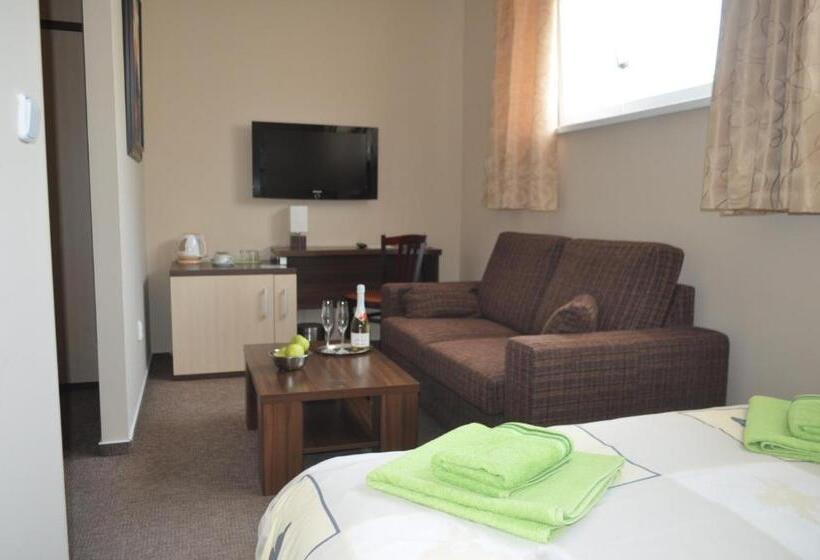 سوییت جونیور, Penzion Set