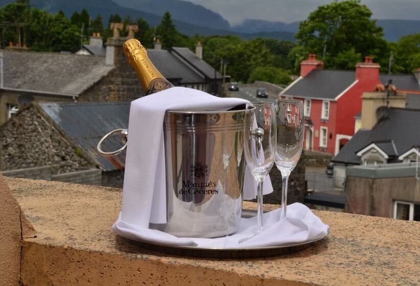 غرفة عائلية, Fairhill House