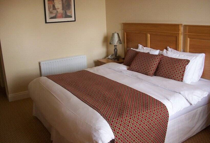 غرفة عائلية, Fairhill House