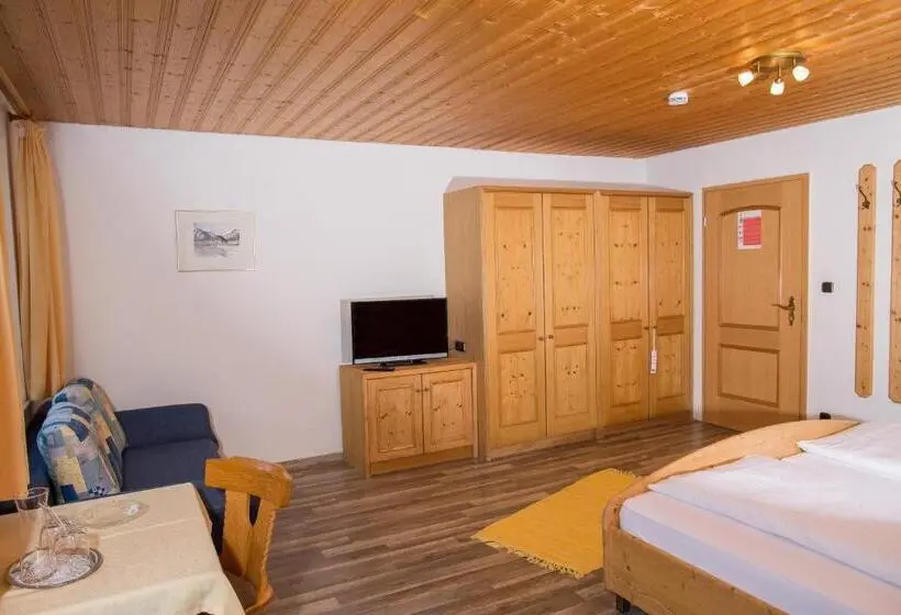 Standard Kolmen Hengen Huone, Haus Garni Luggi Leitner