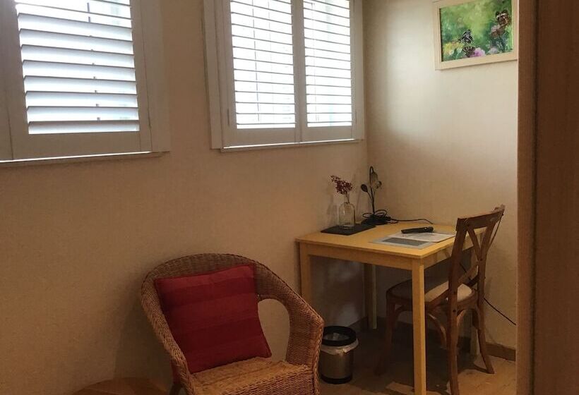标准单人间, B&b Wisteria