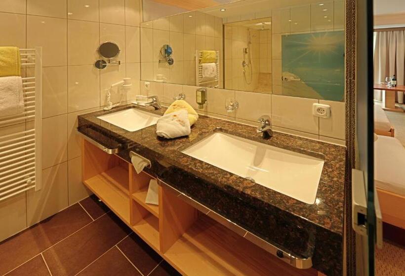 디럭스 트리플 룸, Arnika